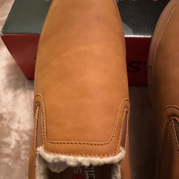 Deer Stags men’s slip ons. Caramel/wheat/cognac color. Size 9. - Picture 2 of 16